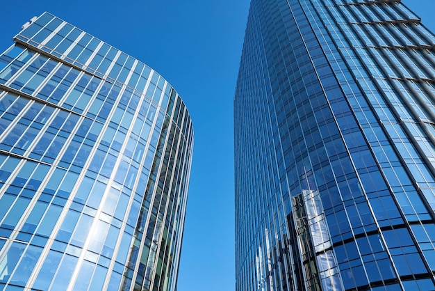 Fragmento de edificio moderno con fachada de vidrio exterior de ventanas de oficinas de negocios de rascacielos en alto