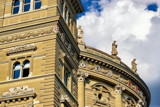 Fragmento del edificio del parlamento suizo en el centro de la ciudad vieja de Berna, Suiza