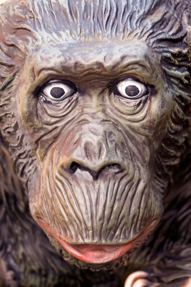 Foto fragmento de escultura de cerámica de un gorila