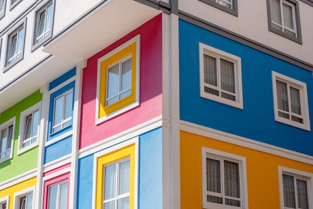 Foto fragmento de la esquina de un edificio brillante de jardín de infantes de varios colores