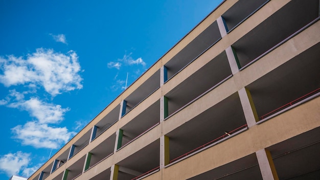 Fragmento de la fachada coloreada de un edificio de estacionamiento contra el cielo