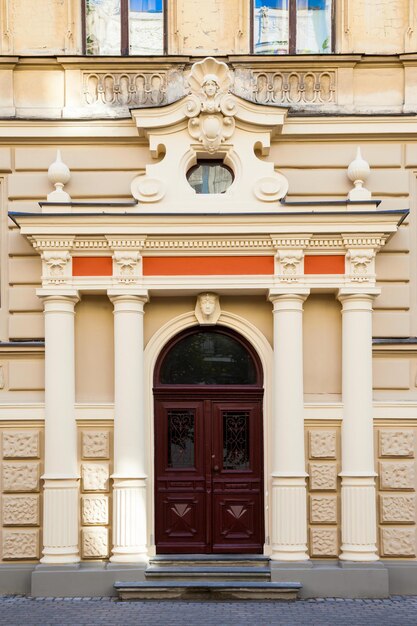Fragmento de la fachada del edificio de arquitectura Art Nouveau de la ciudad de Riga