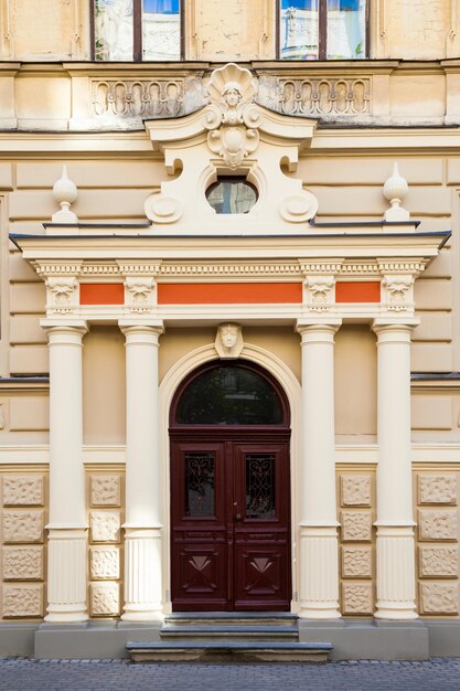 Foto fragmento de la fachada del edificio de arquitectura art nouveau de la ciudad de riga