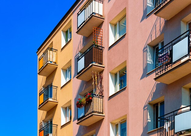 Fragmento de la fachada de un edificio residencial de apartamentos en Polonia