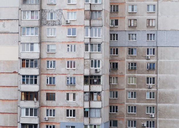 Fragmento de la fachada de uno de los edificios de apartamentos de gran altura en serie en Rusia Ucrania