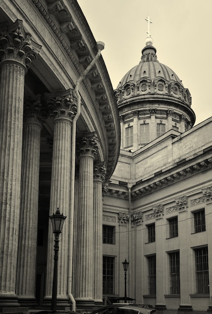 Foto fragmento de la fachada trasera de la catedral de kazán con columnata corintia