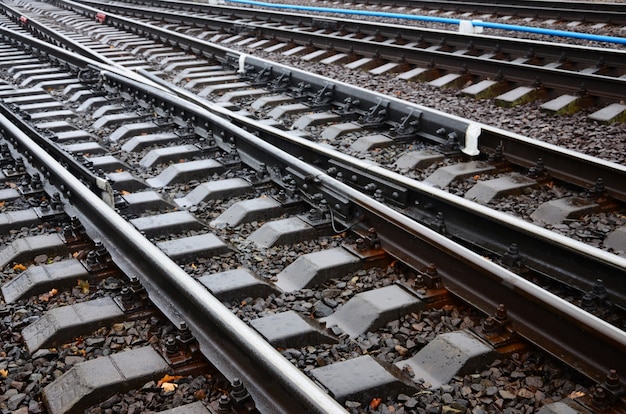 Fragmento de la foto de las vías del ferrocarril en el clima lluvioso.