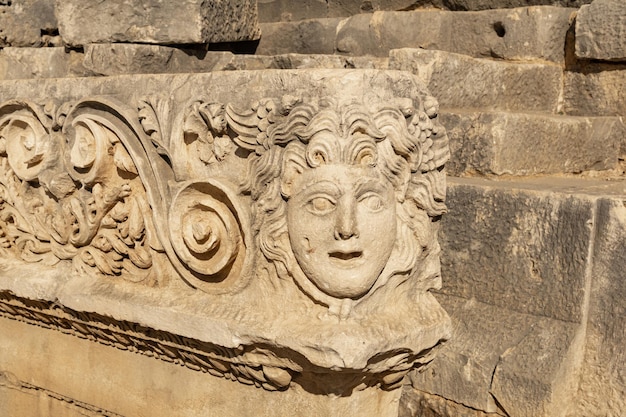 Fragmento de un friso con máscara de piedra sobre las ruinas de la antigua ciudad de Myra, Turquía