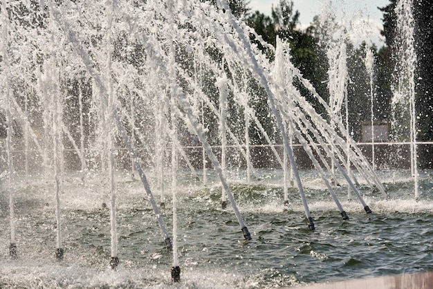 Fragmento de una fuente de la ciudad con chorros de agua y salpicaduras