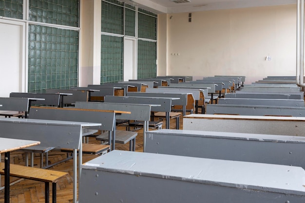 Un fragmento del interior del aula con pupitres en una institución educativa