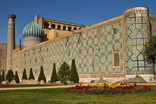 Foto fragmento de la mezquita de la plaza de registan y el complejo madrasah en samarcanda, uzbekistán