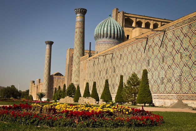 Fragmento de la mezquita de la plaza de registan y el complejo madrasah en samarcanda, uzbekistán