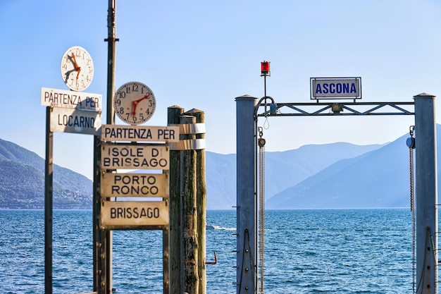 Fragmento del muelle en el paseo marítimo del lujoso resort en Ascona en el lago Maggiore, cantón de Ticino, Suiza.