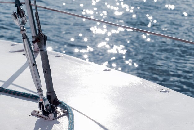 Fragmento de navegación de fondo del casco de un velero con aparejos con el telón de fondo del agua