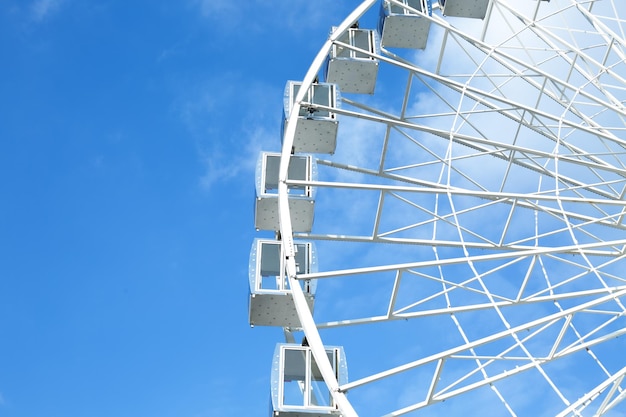 Fragmento de una noria contra el cielo azul