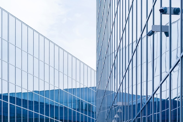 Fragmento de paisaje urbano de estilo hightech de fachadas de vidrio y metal con cámaras de vigilancia