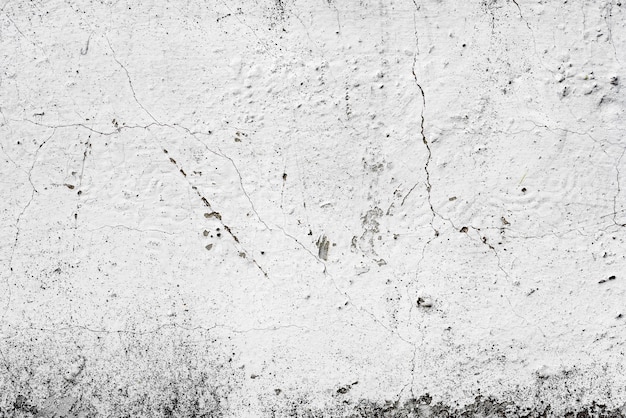 Fragmento de pared con arañazos y grietas.