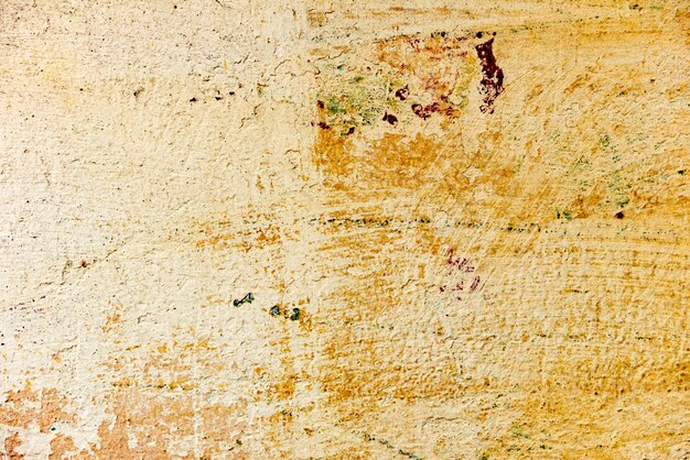 Fragmento de pared con arañazos y grietas