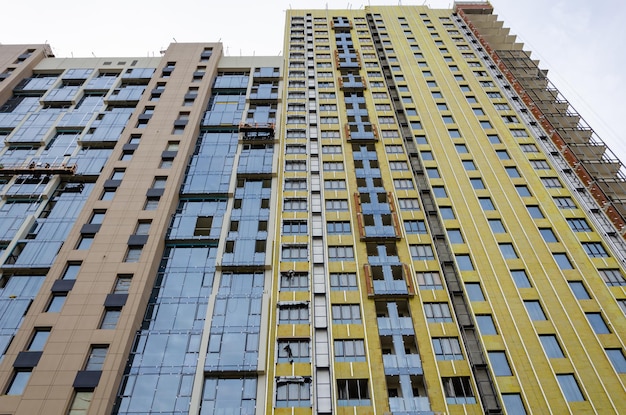 Un fragmento de la pared de un edificio de gran altura.