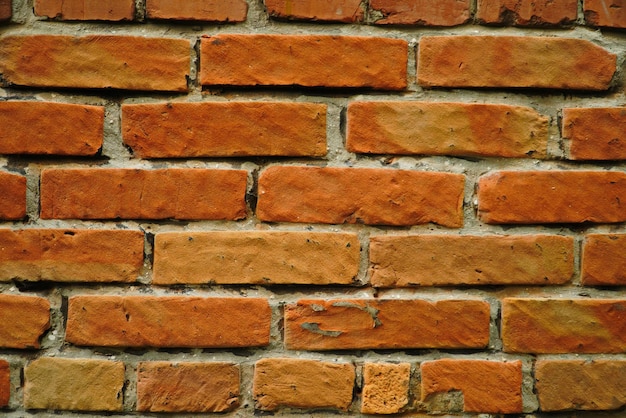 Fragmento de una pared de ladrillos cerámicos con mortero de mampostería blanco primer plano de las costuras de mampostería blanca