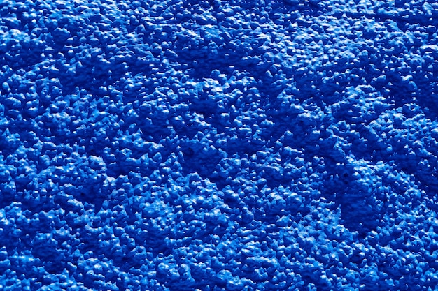 Fragmento de una pared de piedra azul y lila astillada