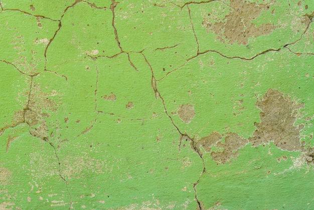 Fragmento de pared con rasguños y grietas.