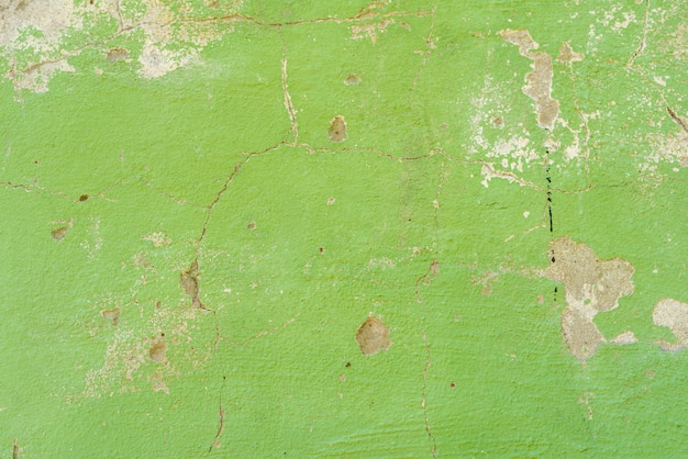 Fragmento de pared con rasguños y grietas.