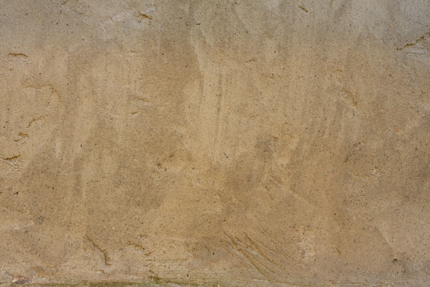 Fragmento de pared con rasguños y grietas.