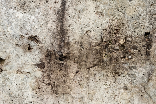 Fragmento de pared con rasguños y grietas.