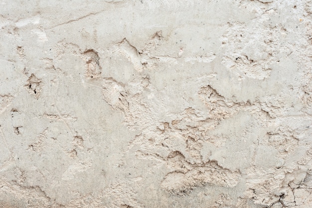 Fragmento de pared con rasguños y grietas.