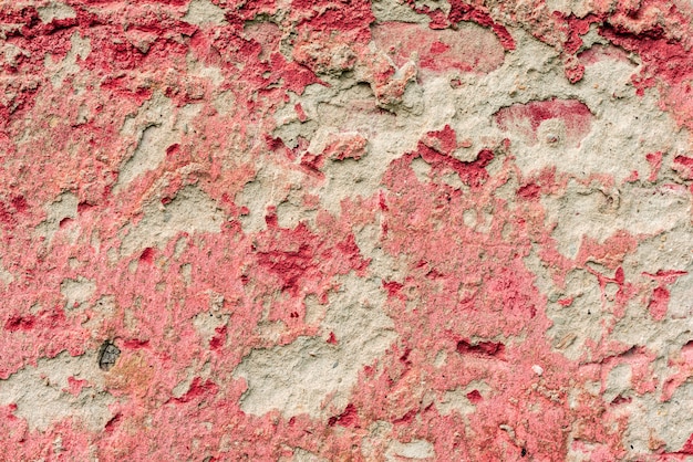 Fragmento de pared con rasguños y grietas.