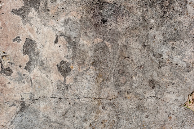 Fragmento de pared con rasguños y grietas.