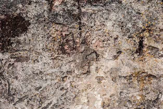 Fragmento de pared con rasguños y grietas.