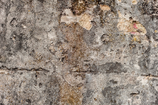 Fragmento de pared con rasguños y grietas.