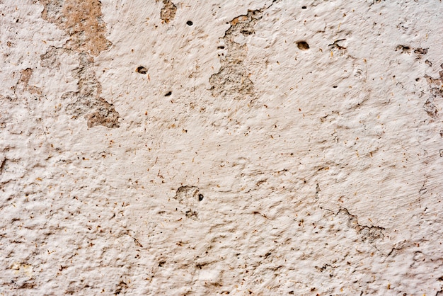 Fragmento de pared con rasguños y grietas.