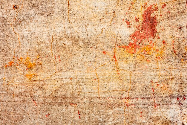 Fragmento de pared con rasguños y grietas.