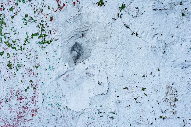 Fragmento de pared con rasguños y grietas.