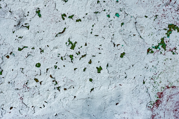 Fragmento de pared con rasguños y grietas.