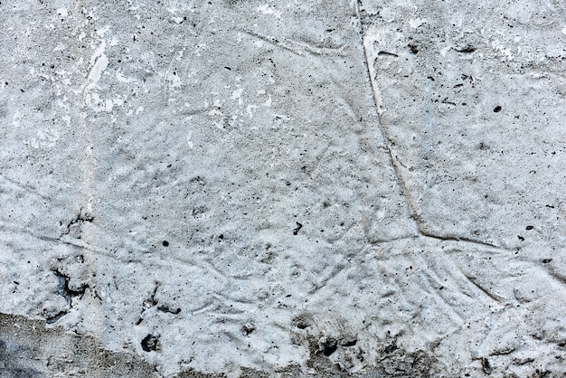 Fragmento de pared con rasguños y grietas.