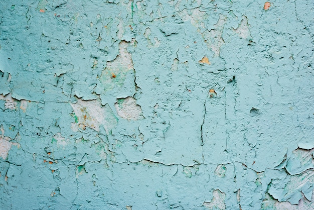 Fragmento de pared con rasguños y grietas.