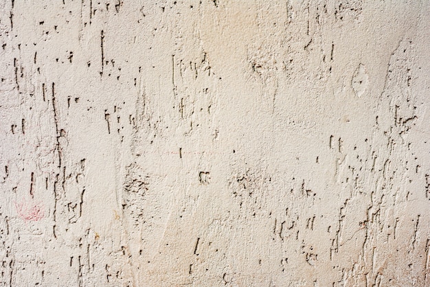 Fragmento de pared con rasguños y grietas.