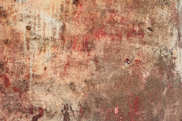 Fragmento de pared con rasguños y grietas.