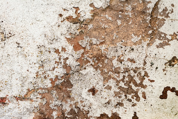 Fragmento de pared con rasguños y grietas.