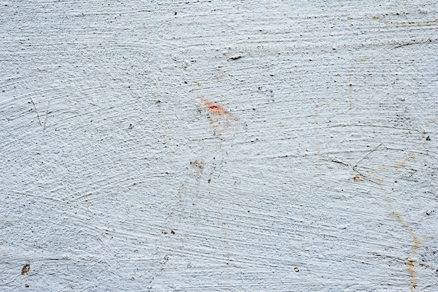 Fragmento de pared con rasguños y grietas.