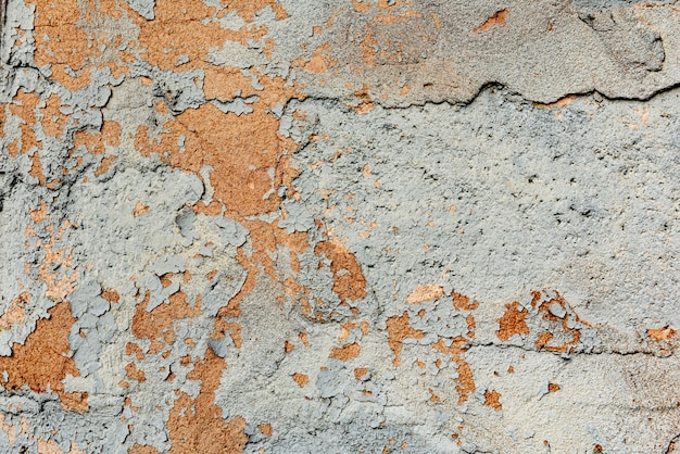 Fragmento de pared con rasguños y grietas.