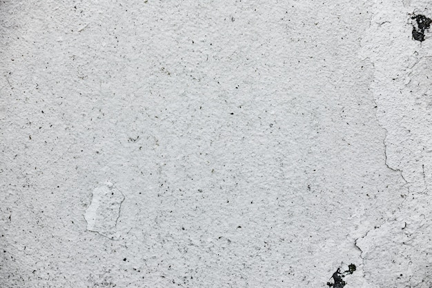 Fragmento de pared con rasguños y grietas.