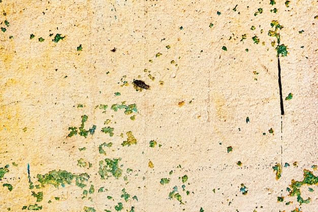 Fragmento de pared con rasguños y grietas.