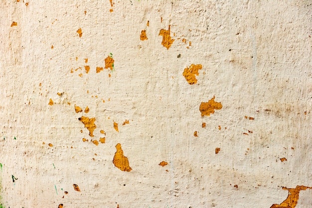 Fragmento de pared con rasguños y grietas.