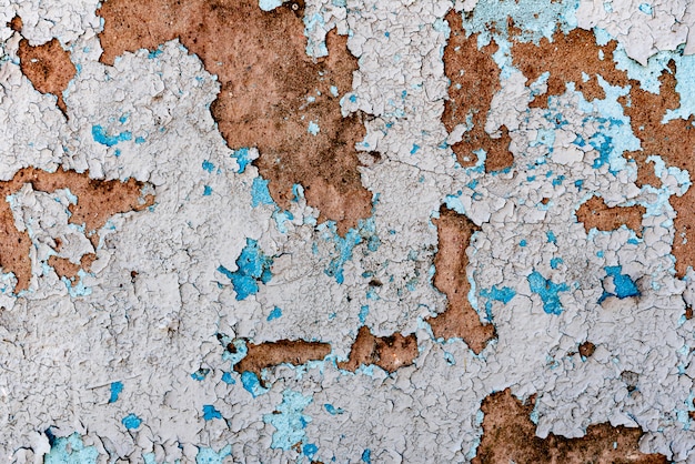 Fragmento de pared con rasguños y grietas.