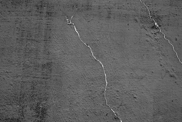 Fragmento de pared con rasguños y grietas.